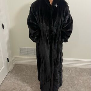 Elegant Black Vintage Mink Fur Coat